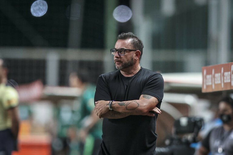 Treinador do Atlético Mineiro, Turco Mohamed critica calendário brasileiro: “Não tenho tempo para treinar, é um desafio aqui no Brasil”