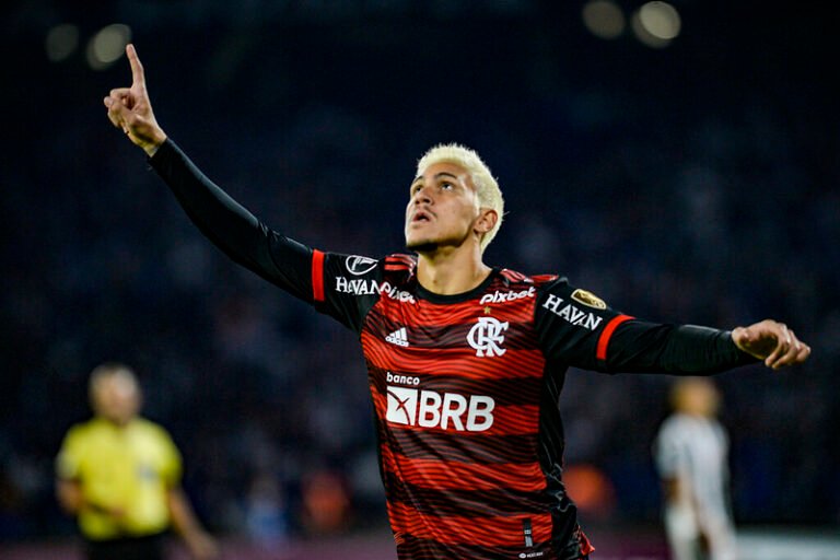 Pedro sente incômodo muscular durante empate do Flamengo e vira dúvida para domingo