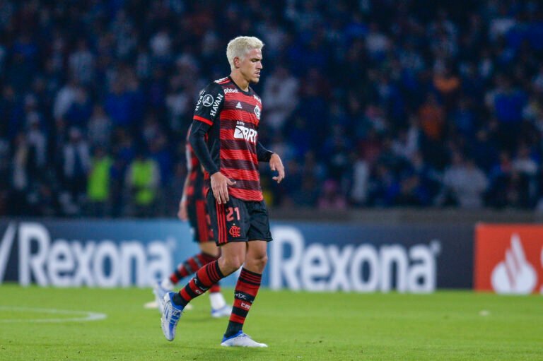 Pedro trata dores no adutor e não preocupa para enfrentar o Botafogo