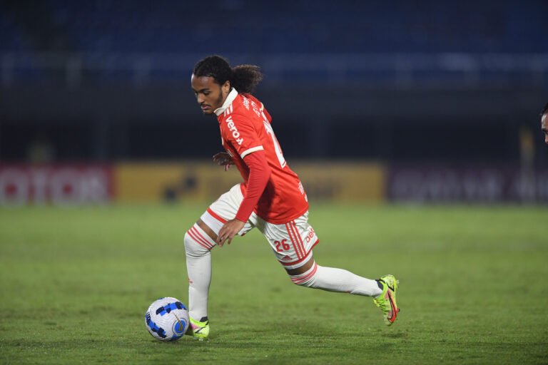 Inter encaminha renovação com Estevão e meia terá multa rescisória milionária