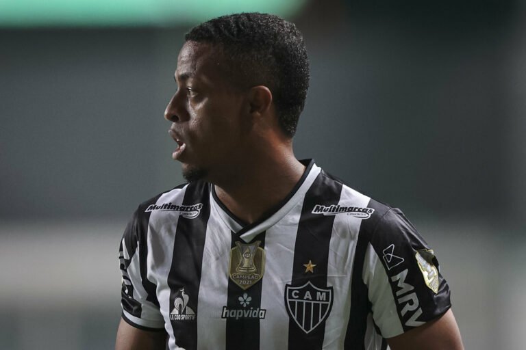 Keno se irrita com pergunta de jornalista após derrota do Atlético