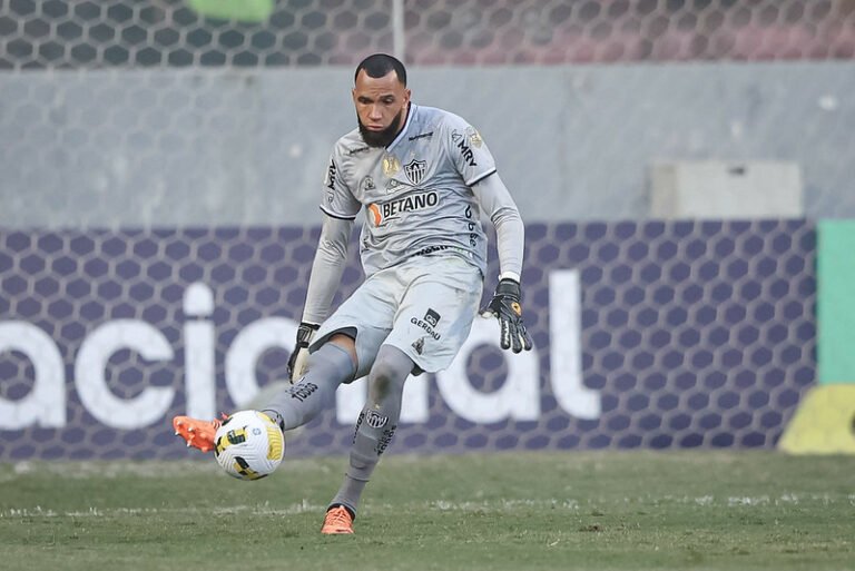 Éverson comenta falhas na saída de bola do Atlético e má atuação do time: ”Todos são responsáveis”