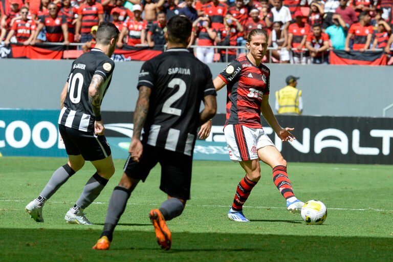 Filipe Luís é substituído com dores na panturrilha e será reavaliado no Flamengo