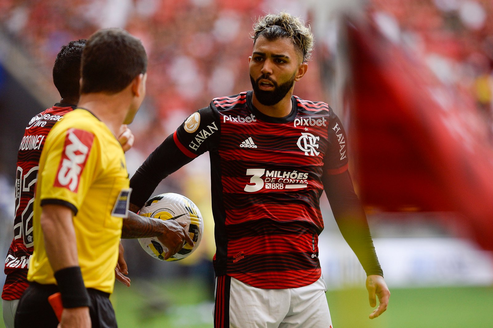 CBF divulga vídeo e áudio do VAR em gol anulado de Gabigol