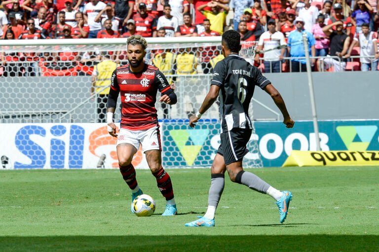 Gabigol comenta sobre gol anulado de forma polêmica: “Regular, hein?”