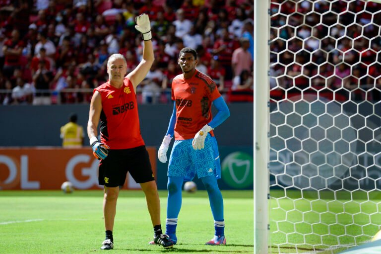 Jornalista cobra saída de Hugo do time titular do Flamengo: “Não é possível”