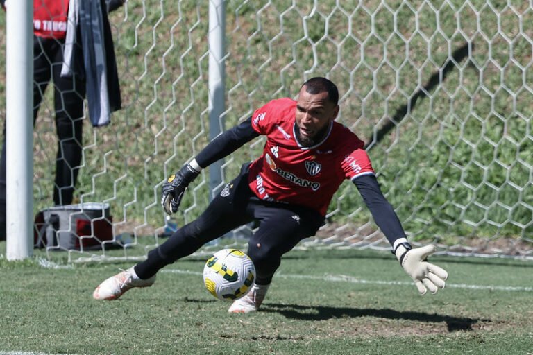 Éverson se recupera da Covid-19 e volta a treinar com o elenco principal do Atlético