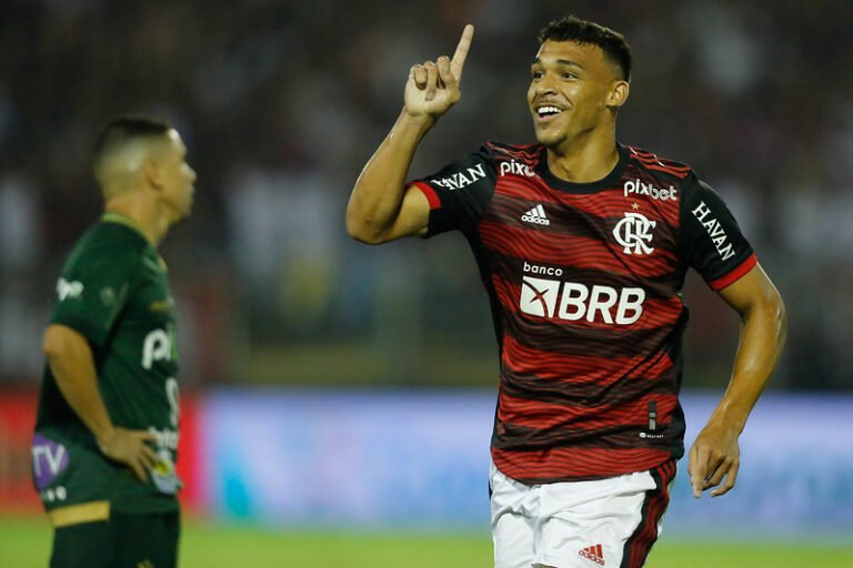 Victor Hugo comemora primeiro gol pelos profissionais do Flamengo nas redes sociais