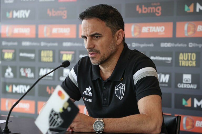 Rodrigo Caetano fala sobre criticas a Antonio Mohamed e da respaldo ao treinador