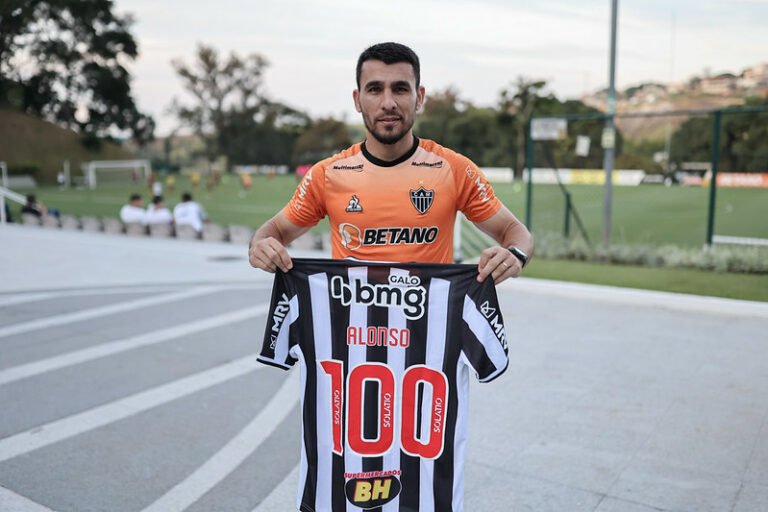 Junior Alonso chega a 100 jogos pelo Galo e recebe homenagem do clube