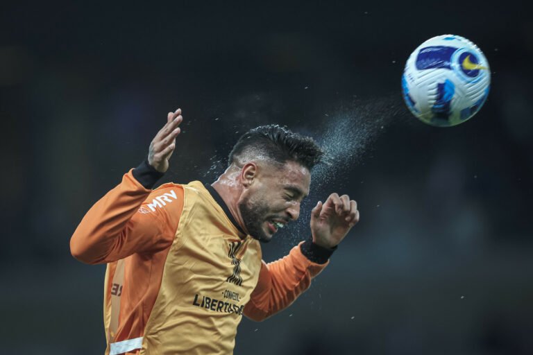 Pendurado, Nathan Silva pode desfalcar o Galo nas oitavas da Libertadores
