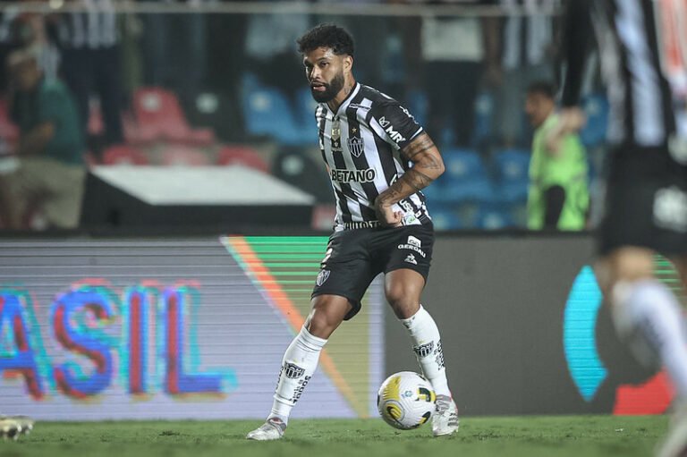 Otávio comenta briga por titularidade e possibilidade de atuar ao lado de Jair e Allan
