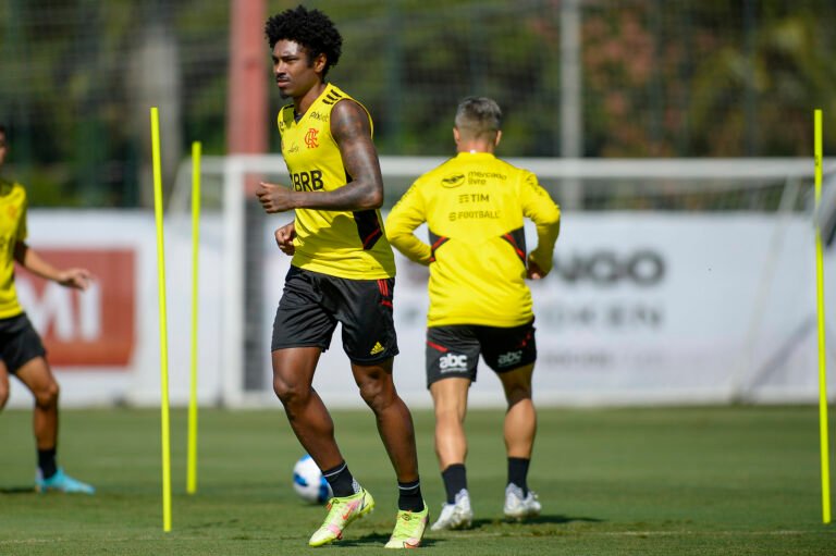 Recuperado de lesão, Vitinho fica à disposição para o Fla-Flu