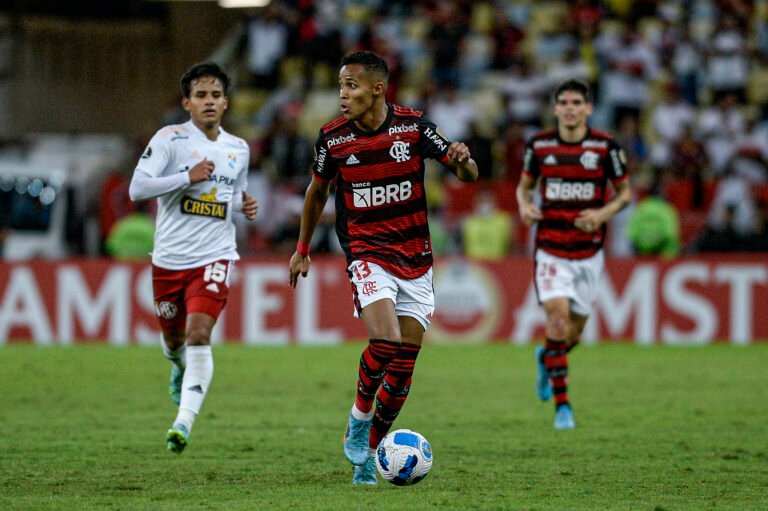 Lázaro quase foi emprestado para clube português, diz jornalista