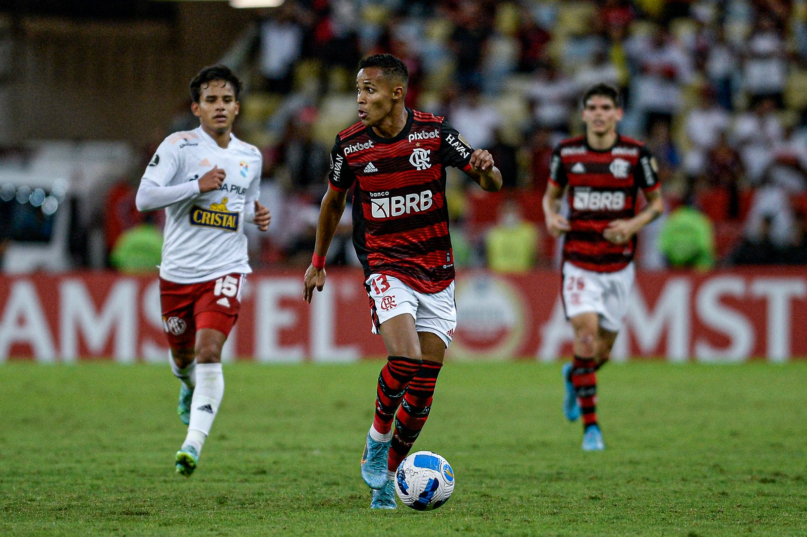 Lázaro quase foi emprestado para clube português, diz jornalista