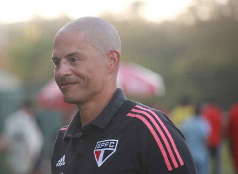Clube turco prepara oferta para tirar Alex do São Paulo