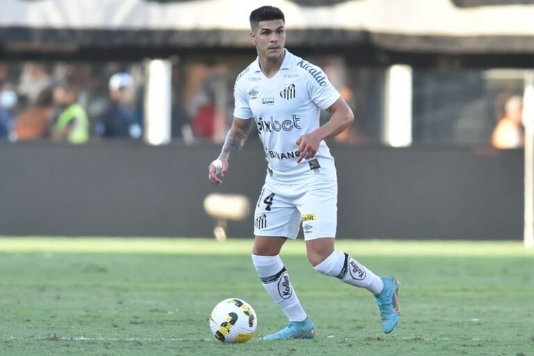 Bustos terá 3 desfalques pontuais contra o Athletico/PR