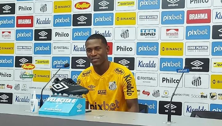 Adaptado ao Santos, Angulo espera conseguir vaga para Copa do Catar no Equador
