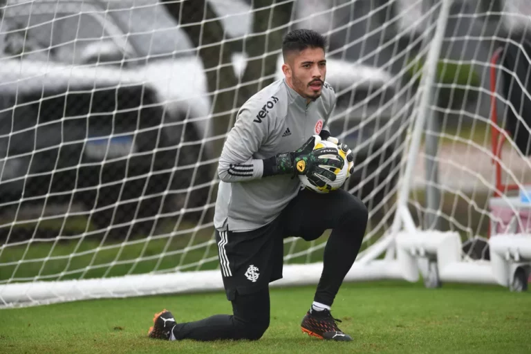 Goleiro do Inter acredita que defesa sólida pode ajudar Colorado a vencer Cuiabá
