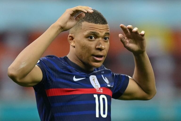 Mbappé pede que sua imagem seja desvinculada de patrocinadores da Seleção da França