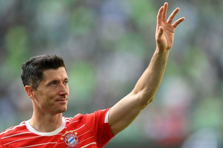 Após recusar PSG e Manchester United, Lewandowski tem acordo fechado com o Barcelona, afirma jornalista