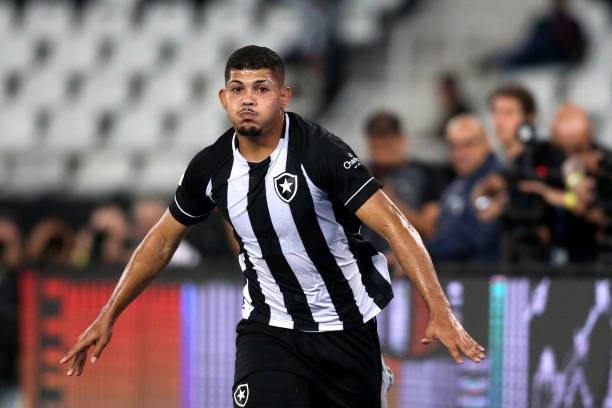 Botafogo negocia renovação do contrato de Erison