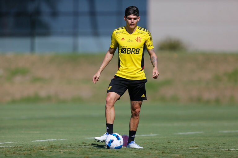 Ayrton Lucas é substituído com dores e será reavaliado no Flamengo