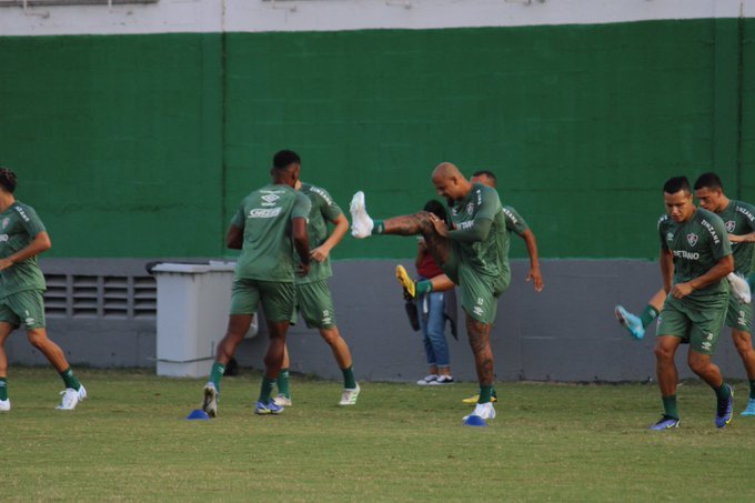 Felipe Melo volta a treinar normalmente com o grupo do Fluminense