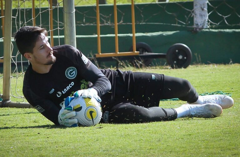 Tadeu elogia o Santos, mas quer primeira vitória do Goiás na Serrinha: “Vamos em busca”