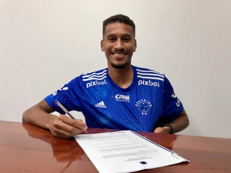 Cruzeiro anuncia renovação de contrato com Adriano