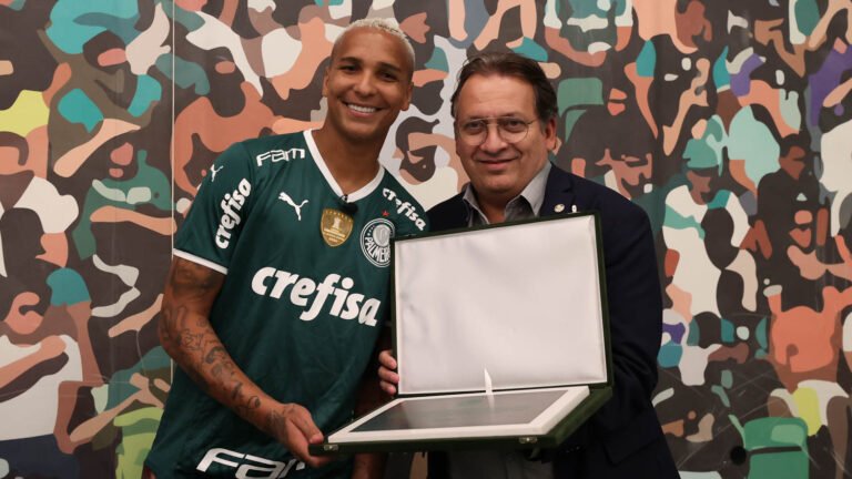 Deyverson recebe homenagem e é liberado pelo Palmeiras
