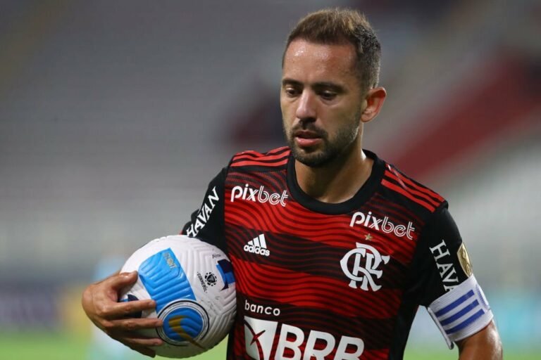 Everton Ribeiro recebe sondagens de clubes brasileiros e estrangeiros, mas prioriza permanência no Flamengo