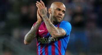 Barcelona pretende renovar com Daniel Alves até o fim do ano