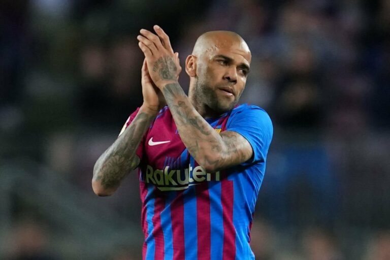 Barcelona pretende renovar com Daniel Alves até o fim do ano