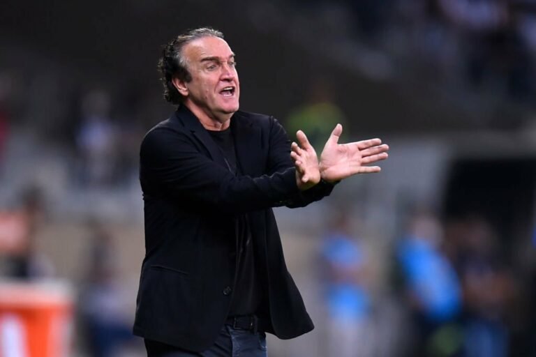 Cuca aceitaria convite para substituir Paulo Sousa no Flamengo, diz jornal