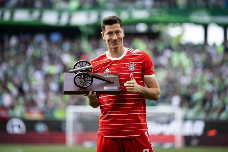 Lewandowski aceita redução salarial para fechar com Barcelona