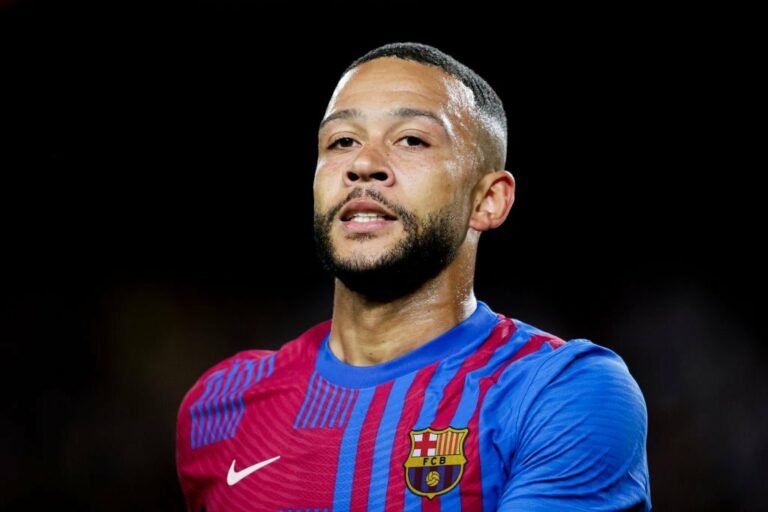 Barcelona não descarta incluir Depay em negociação por Lewandowski