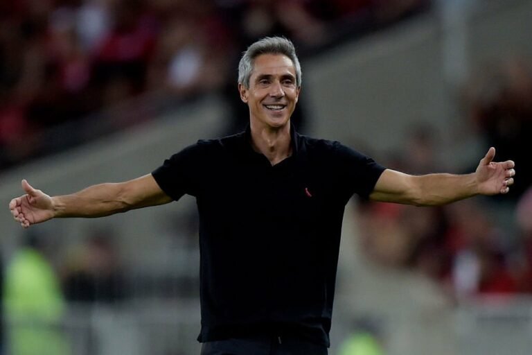 Diego Alves e Paulo Sousa selam ‘trégua temporária’ antes de partida contra o Goiás