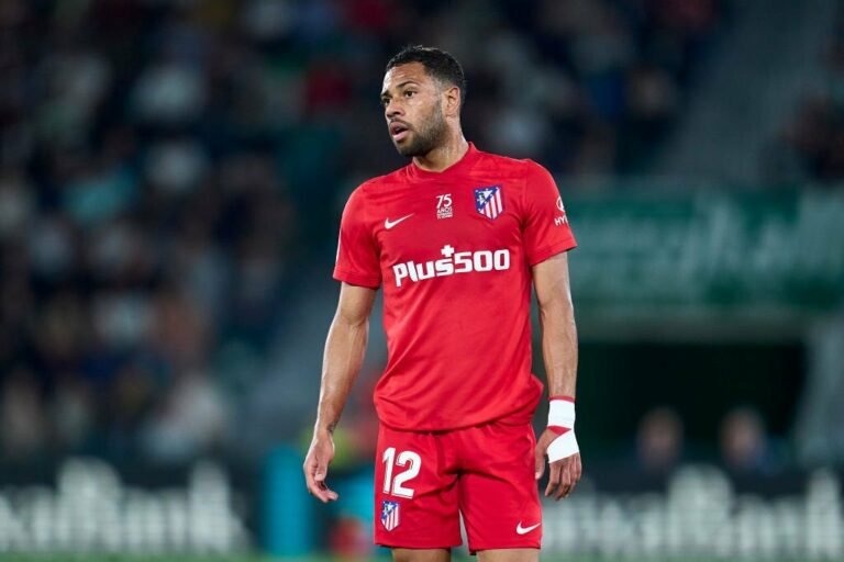 Renan Lodi entra na mira do Newcastle e pode reeditar dupla com Bruno Guimarães
