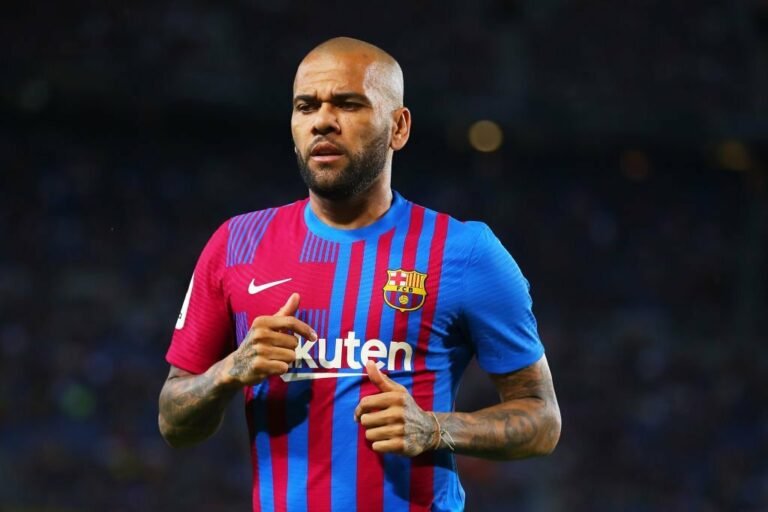 Daniel Alves comenta sobre renovação com Barcelona: “Não depende de mim”