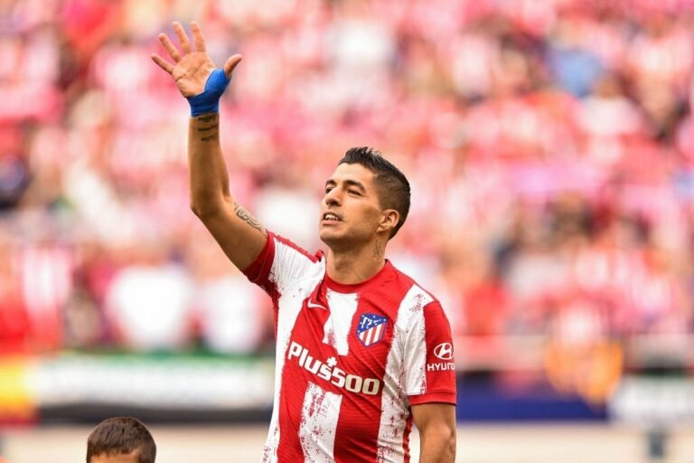 Com aval de Gerrard, Aston Villa prepara oferta por Luís Suárez