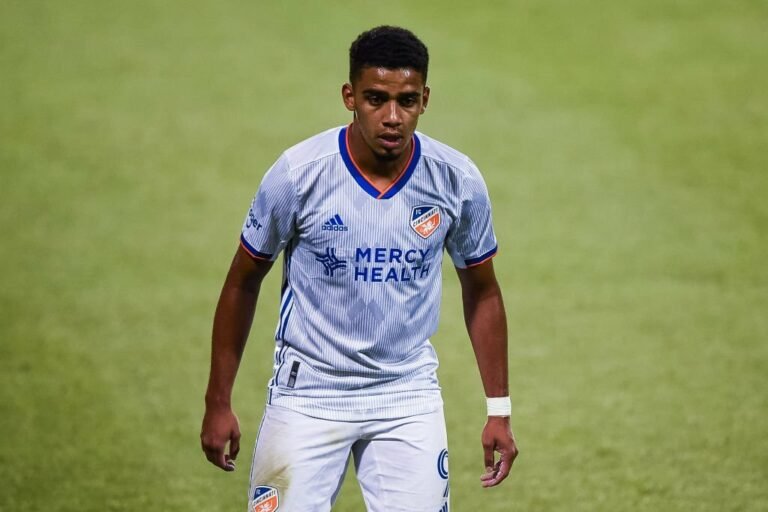Fluminense lidera disputa pelo atacante Brenner