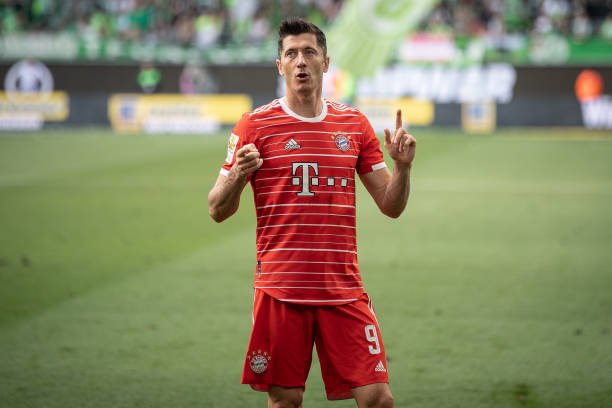 Disputado por PSG e Chelsea, Lewandowski prioriza o Barcelona