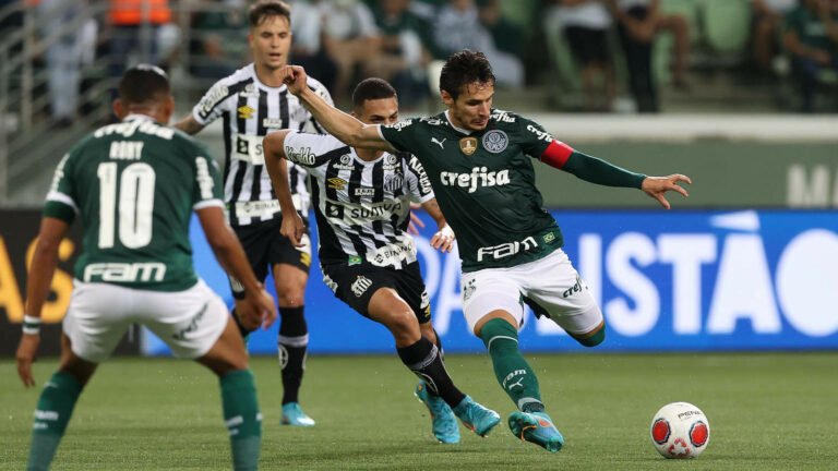 Palmeiras vence Santos e vira líder do Brasileirão