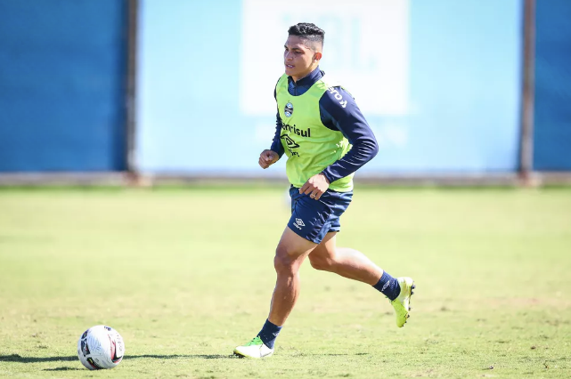 Rodrigo Ferreira tem lesão constatada e desfalca o Grêmio; veja a previsão de retorno