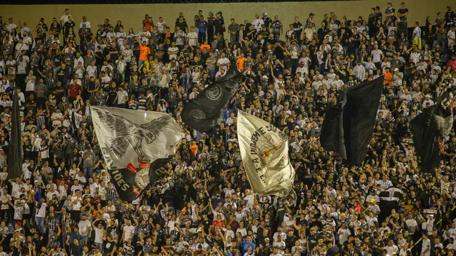 Torcida do Corinthians no Estádio do Café, em Londrina-PR.
