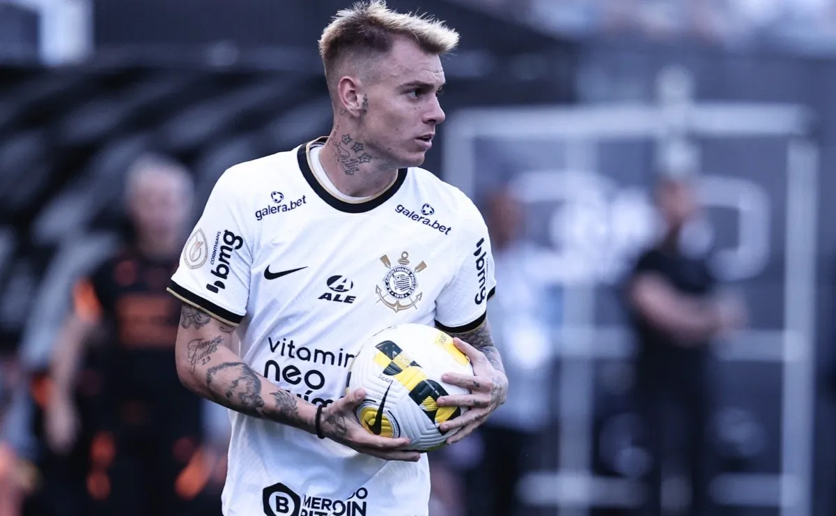 Roger Guedes está incomodado com reserva, mas evita ‘rota de colisão’