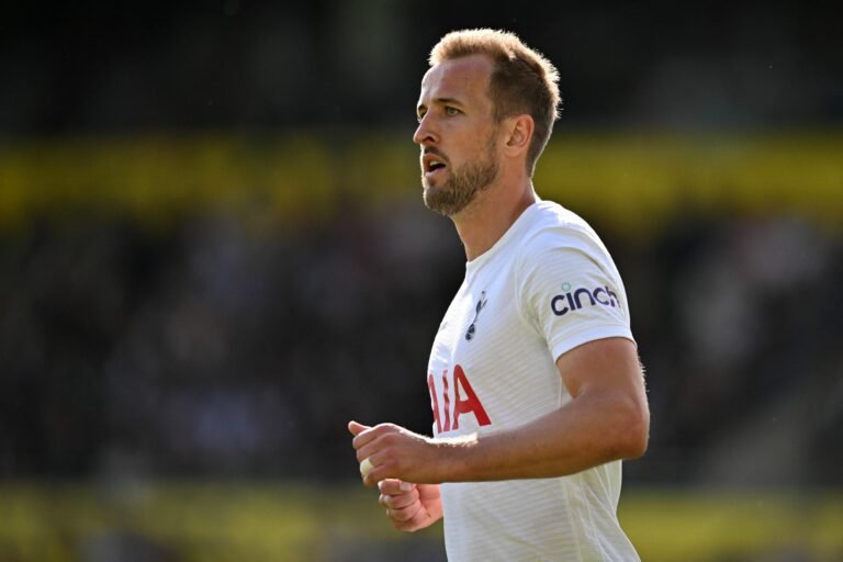 Harry Kane pondera renovar contrato com o Tottenham