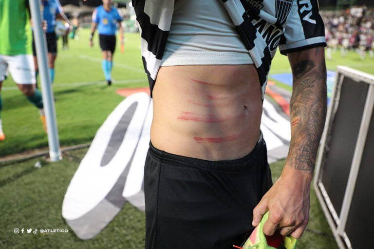 Guga e Atlético Mineiro reclamam de lance com entrada perigosa de Danilo Barcelos