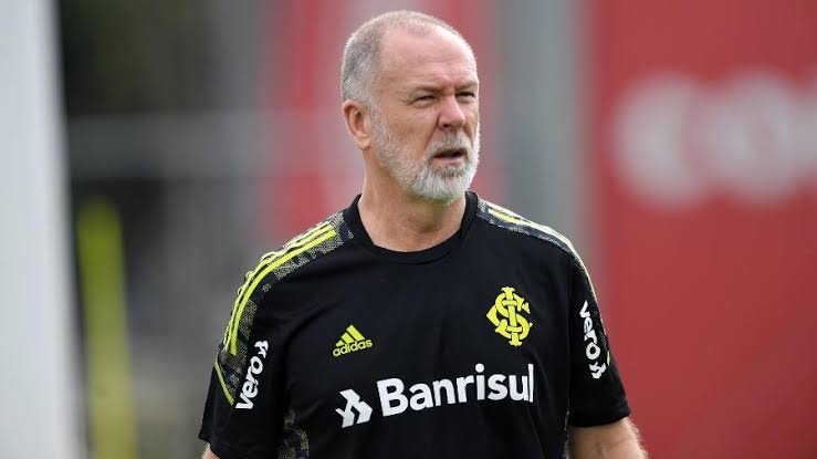 Mano Menezes comenta sobre pedido por reforços: “Será tratado internamente”
